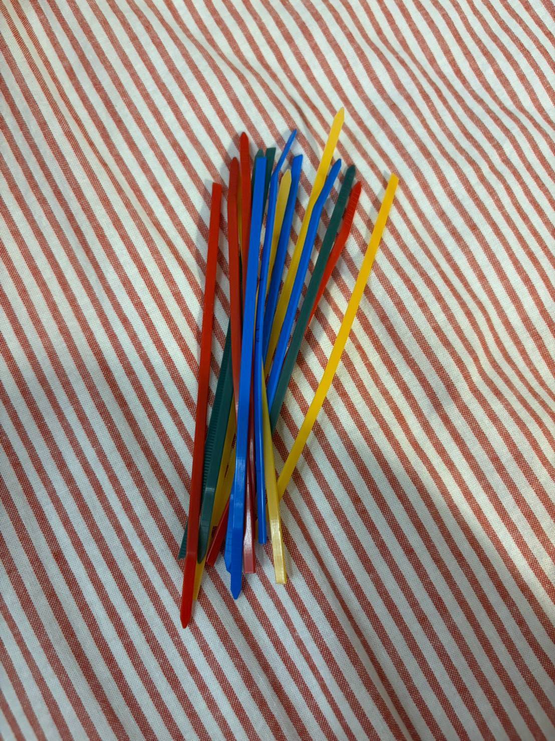 結束バンドの切れ端